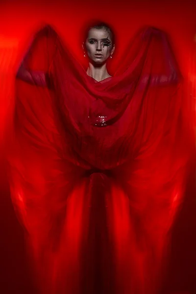 Hermosa mujer morena caliente en vestido rojo en la moda de retrato rojo — Foto de Stock