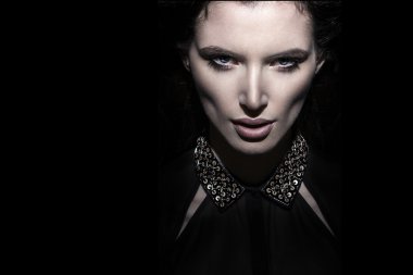 genç moda model beyaz bir kumaş beyaz stüdyo çekim izole Rüzgar tarafından üflenir holding