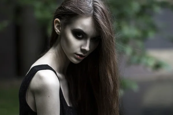 Młoda modelka zewnątrz strzelać pozowanie noszenie krótkich czarna sukienka — Zdjęcie stockowe