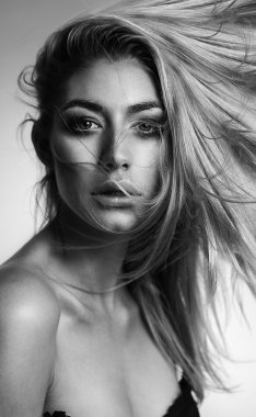 sarışın güzel genç moda modeli yakın dikey, büyük dudaklar