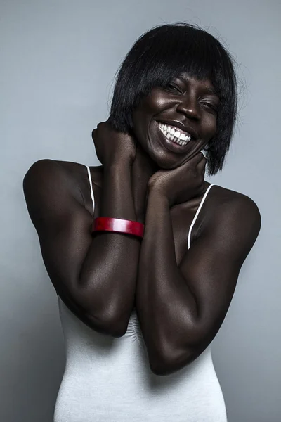 Negro africano joven sexy moda modelo sonriendo riendo — Foto de Stock