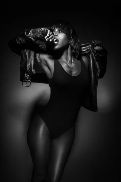 Černá samice modelka — Stock fotografie