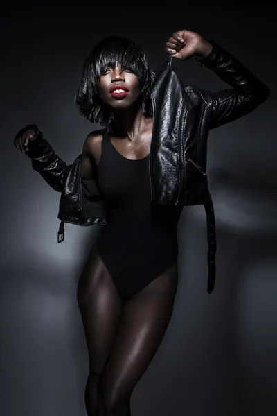 Modèle de mode féminine noire — Photo