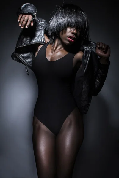 Modèle de mode féminine noire — Photo