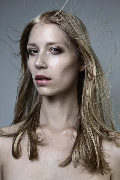 Excepcional hermosa rubia joven modelo de moda retrato de cerca — Foto de Stock