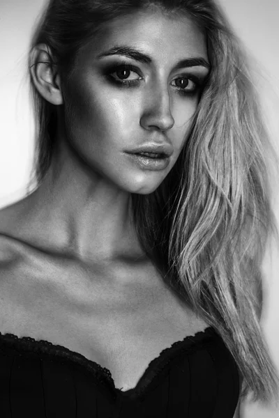 Blondine schöne junge Mode-Model Nahaufnahme Porträt mit großen Lippen — Stockfoto