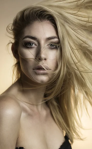 Blonde mooie jonge mode-model dicht omhoog portret met grote lippen — Stockfoto