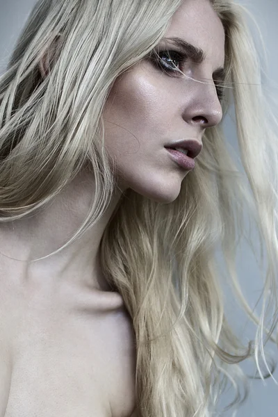 Gyönyörű lány tökéletes hosszú szőke haj stúdió portré lövés — Stock Fotó