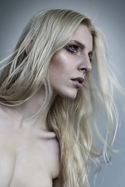 Portret van mooi meisje met perfecte lange glanzende blond haar studio shot — Stockfoto