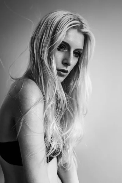 Porträtt av vacker flicka med perfekt långa glänsande blond hår studio skott — Stockfoto