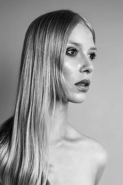 Portrait of beautiful girl with perfect long shiny blond hair studio shot — Stock Photo, Image