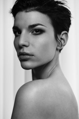 Genç bir manken doğal güzellik portresi kadar kapatın.