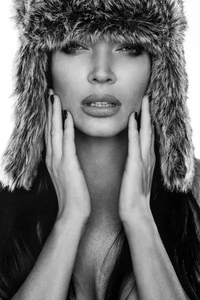Modelka nosit kožešinovou čepici chřadne — Stock fotografie