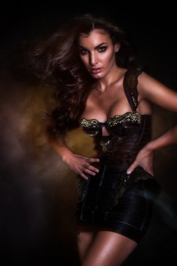 Güzel seksi esmer seksi manken