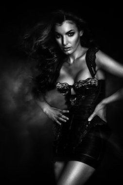 Güzel seksi esmer seksi manken