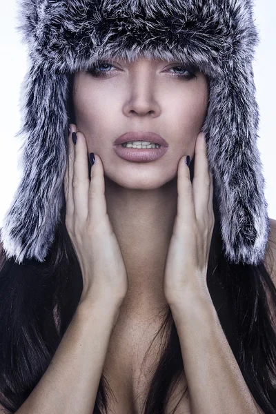 Fashion model dragen een wither bont hoed lachen — Stockfoto