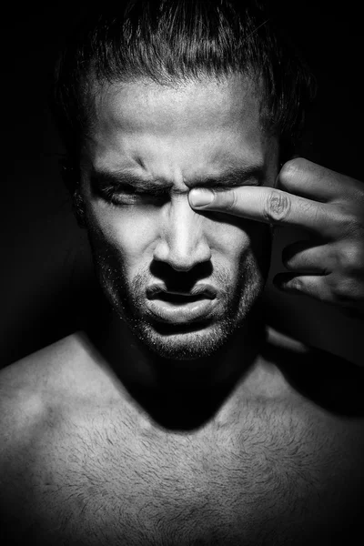 Retrato blanco y negro de un modelo de moda masculino — Foto de Stock