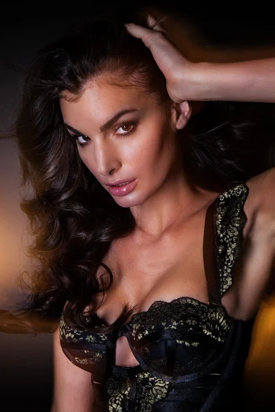 Una bella sexy bruna modello glamour — Foto Stock