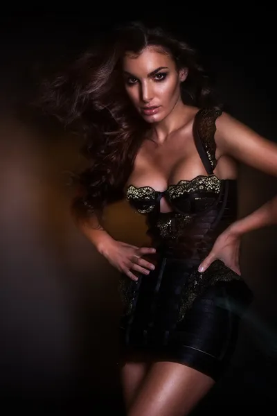 En vacker sexig brunett glamourmodell — Stockfoto
