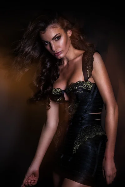 Une belle brune sexy modèle glamour — Photo