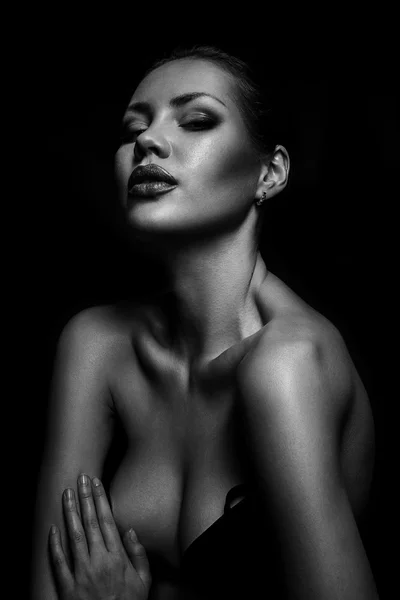 Retrato de una hermosa modelo de moda con labios rojos — Foto de Stock