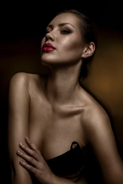 Porträt eines schönen Models mit roten Lippen Stockbild