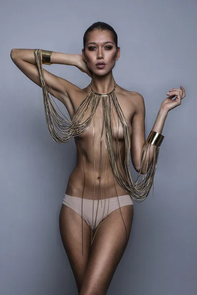 Fashion portrait of beautiful brunette nude young woman wearing — Stock Photo, Image