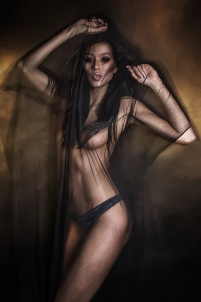 Retrato de moda de una morena desnuda — Foto de Stock