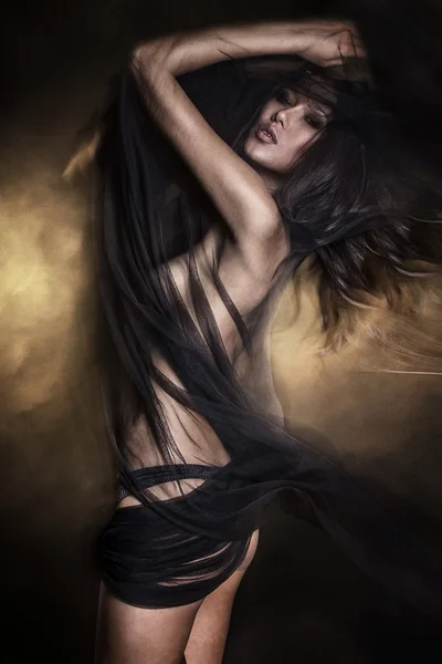 Moda portre bir seksi esmer