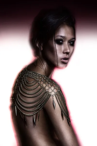 Modeporträt der schönen brünetten nackten jungen Frau trägt lizenzfreie Stockfotos