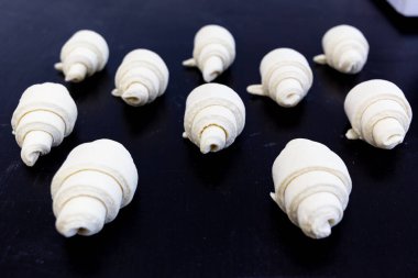 Bir sürü çiğ kruvasan var..