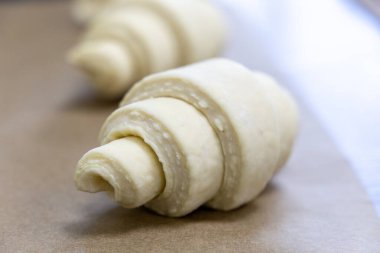 Çiğ kruvasan yakın çekim ve şekillendirilmiş