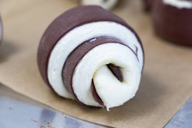 Pişirmeden önce çiğ çikolatalı kruvasanı kapat.