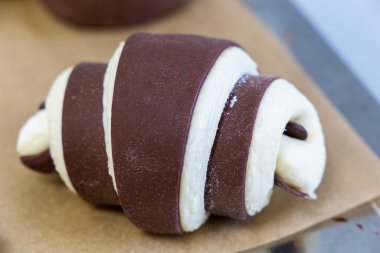 Pişirmeden önce çiğ çikolatalı kruvasanı kapat.