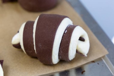 Pişirmeden önce çiğ çikolatalı kruvasanı kapat.