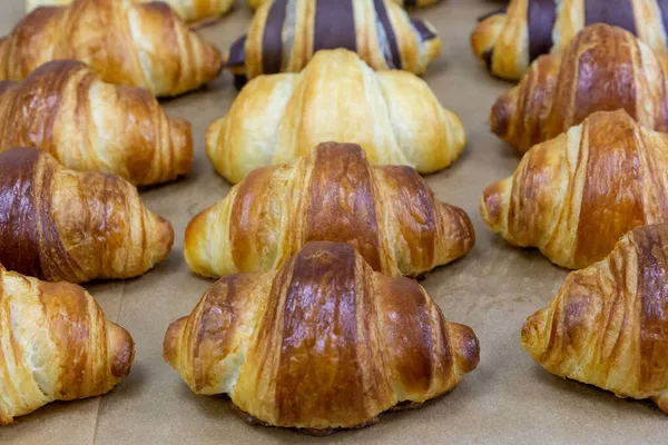 Viele Croissants Mit Unterschiedlichen Geschmacksrichtungen Stehen Dichten Reihen Auf Dem — Stockfoto