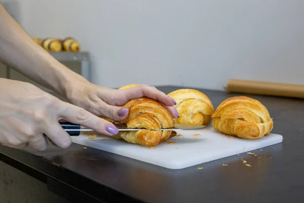 Bäckerschnitt Zum Füllen Von Frisch Gebackenem Traditionellem Croissant Handgemachtes Gebäck — Stockfoto
