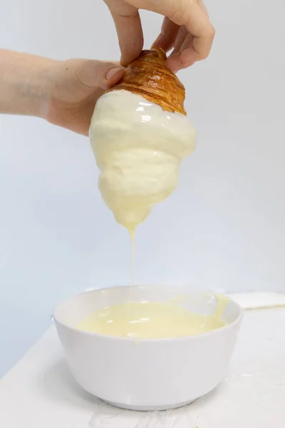 Baker Menghias Croissant Yang Baru Dipanggang Dengan Cokelat Putih Makanan — Stok Foto
