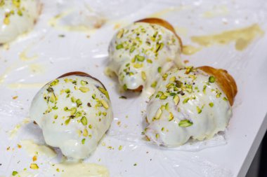 Beyaz çikolata ve fındıklı kruvasanla taze pişmiş. Çam fıstığı manzaralı el yapımı tatlı.