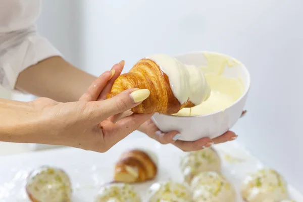 Bäcker Dekoriert Frisch Gebackenes Croissant Mit Weißer Schokolade Süßes Handgemachtes — Stockfoto