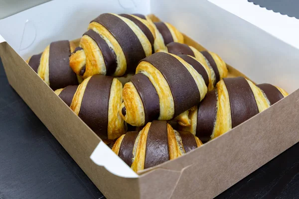 Verpackung Frisch Gebackener Croissants Mit Schokoladengeschmack Kartons Für Die Lieferung — Stockfoto
