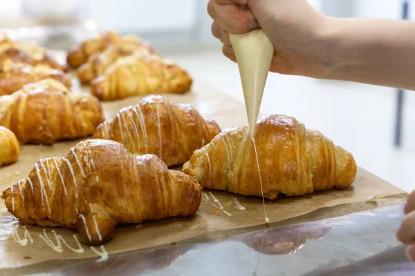 Bäcker Dekoriert Frisch Gebackenes Croissant Süßes Handgemachtes Dessert — Stockfoto
