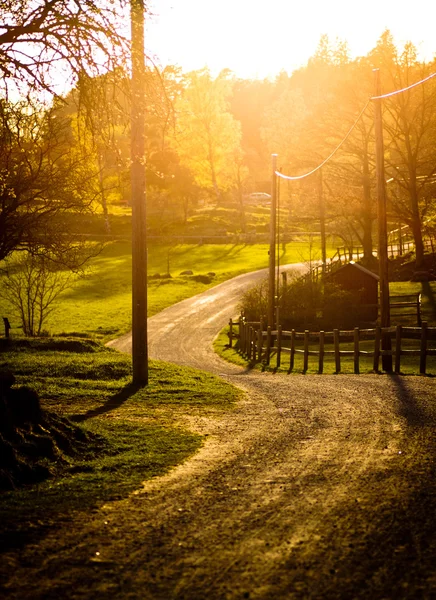 Coucher de soleil sur une ferme — Photo