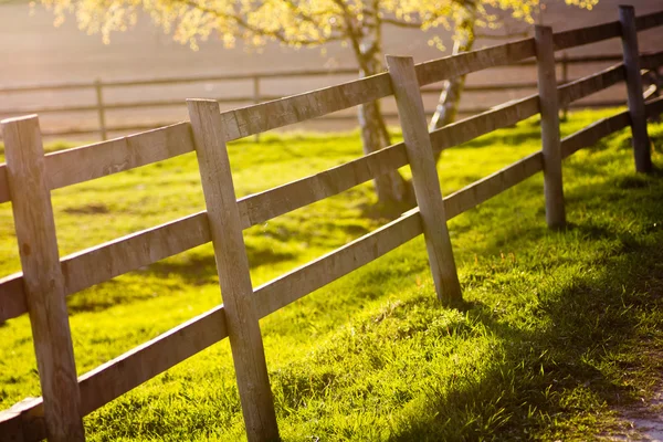 Coucher de soleil sur une ferme — Photo