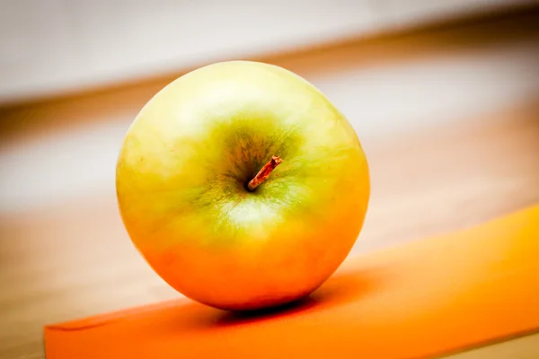 Apple against orange — Stock Photo, Image