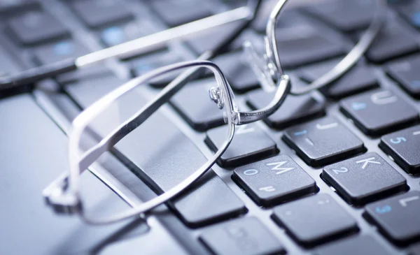 Glasses on a keyboard — Stock Photo, Image