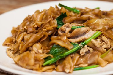 Tayland yemeği - etli kızarmış noodle