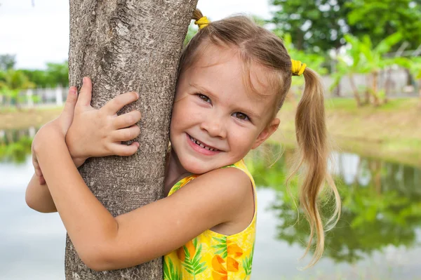 Fille étreignant un arbre — Photo