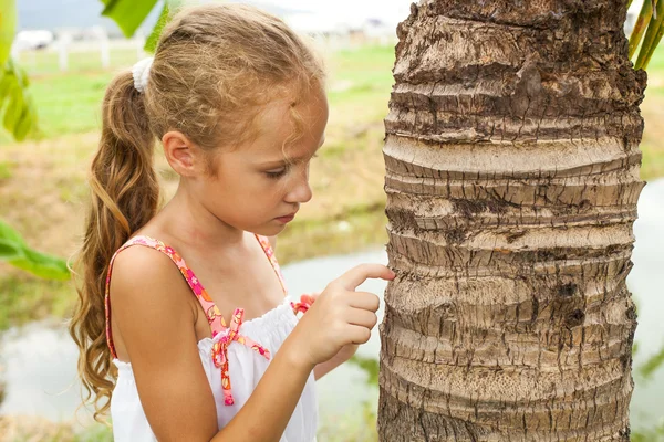 Niña triste cerca de un árbol —  Fotos de Stock