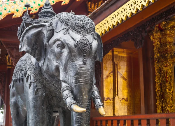 Статуя слона в тайском храме — стоковое фото